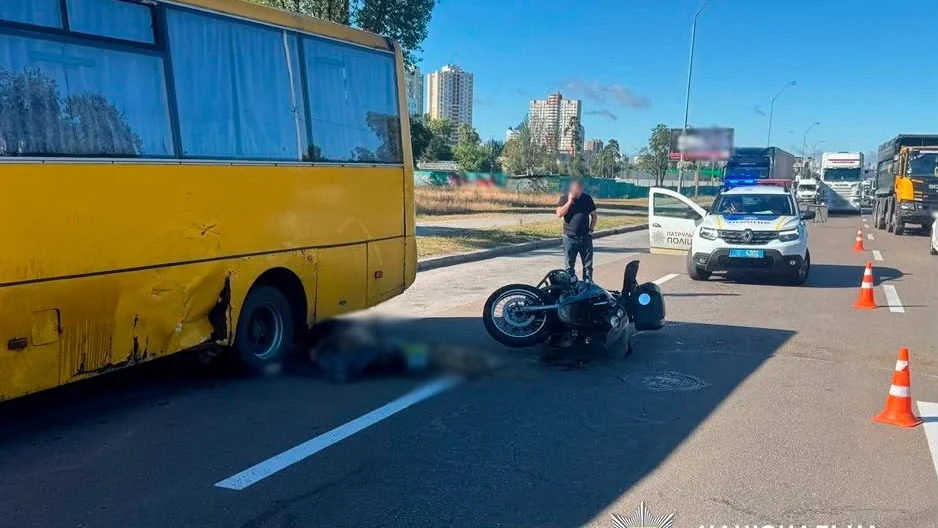 Смертельна ДТП на Броварському проспекті: у Києві пасажирський автобус зіткнувся з мотоциклістом (фото)