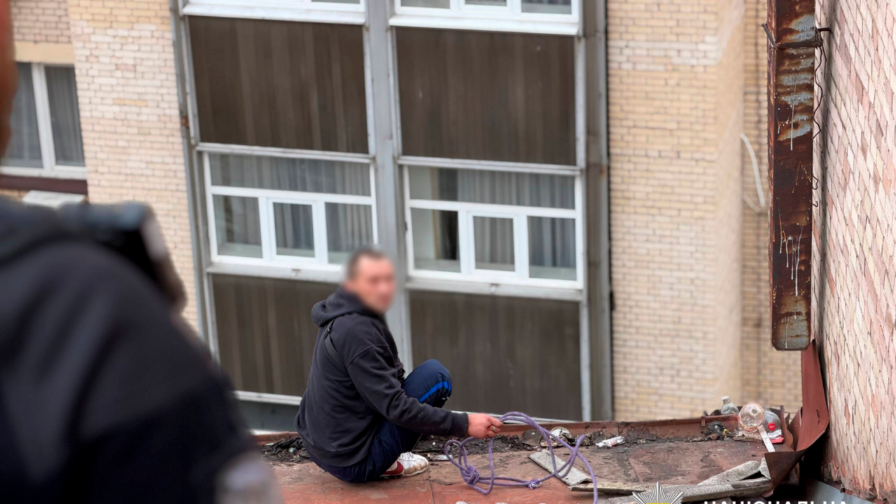 У Києві чоловік хотів стрибнути з даху п’ятиповерхівки біля Майдану Незалежності (відео)