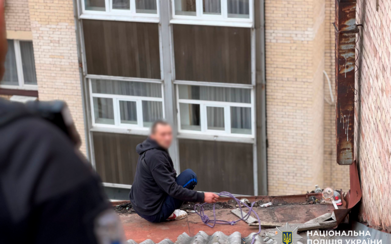 У Києві чоловік хотів стрибнути з даху п’ятиповерхівки біля Майдану Незалежності (відео)