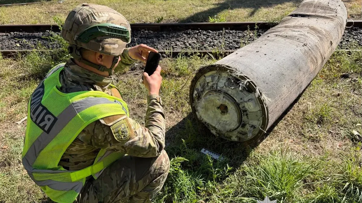 У Києві вилучили реактивну частину гіперзвукової ракети після масованої російської атаки (відео)