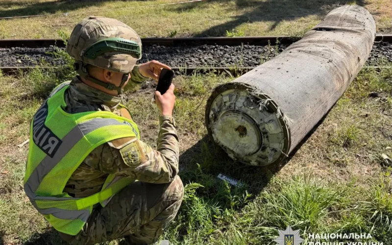 У Києві вилучили реактивну частину гіперзвукової ракети після масованої російської атаки (відео)