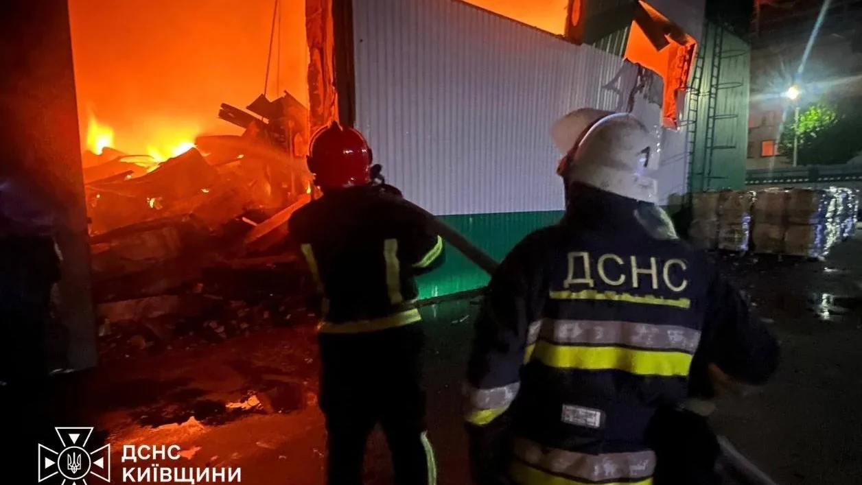 Внаслідок російських ударів у Білій Церкві палало підприємство харчової промисловості (відео)