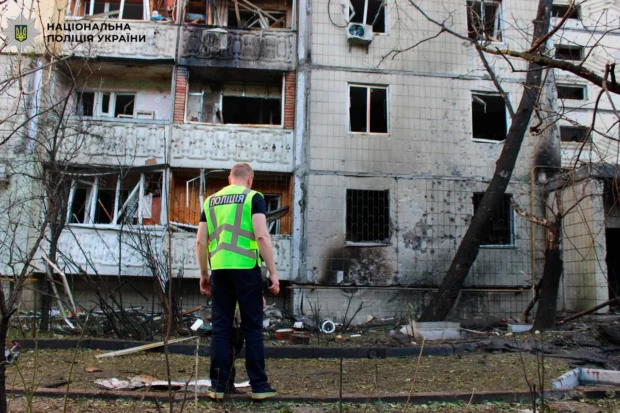 У Києві російський БпЛА влучив у 9-поверхівку, загинула жінка, серед поранених — двоє дітей 