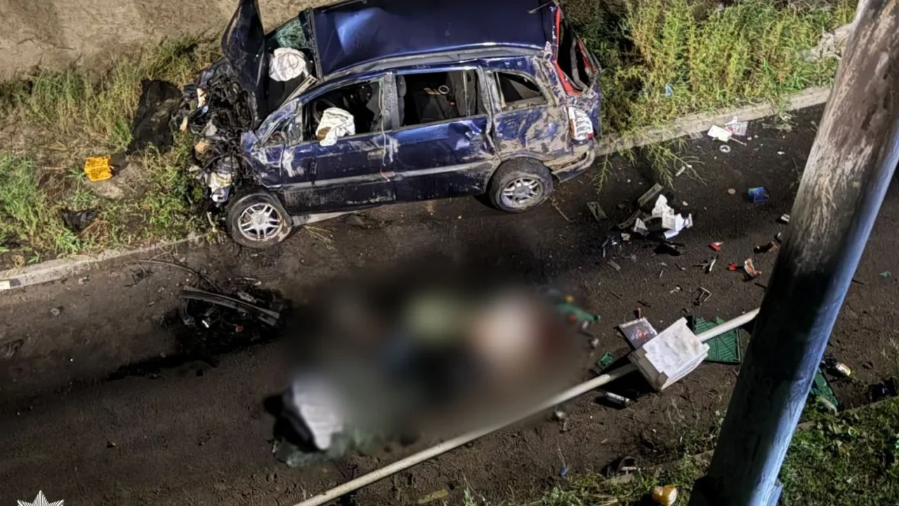 Не впорався з керуванням та злетів із мосту: у столиці внаслідок ДТП загинув водій Opel (фото)