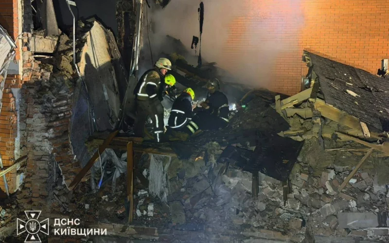 Російська атака на Київщину: у Вишневому БпЛА зруйнував два таунхауси, у районі палали склади (відео)