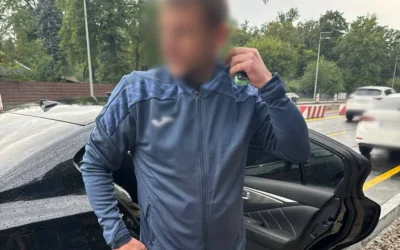 У Києві на блокпосту затримали чоловіка з арсеналом зброї, боєприпасів та підробленими документами (фото)
