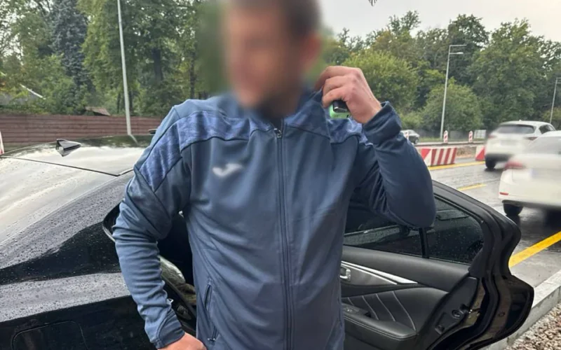 У Києві на блокпосту затримали чоловіка з арсеналом зброї, боєприпасів та підробленими документами (фото)