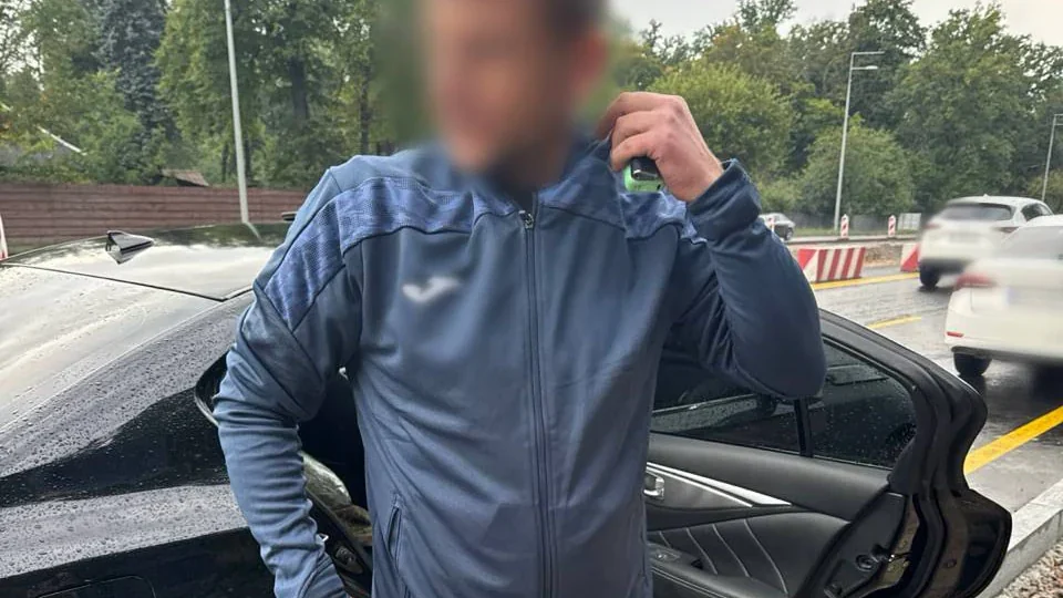 У Києві на блокпосту затримали чоловіка з арсеналом зброї, боєприпасів та підробленими документами (фото)