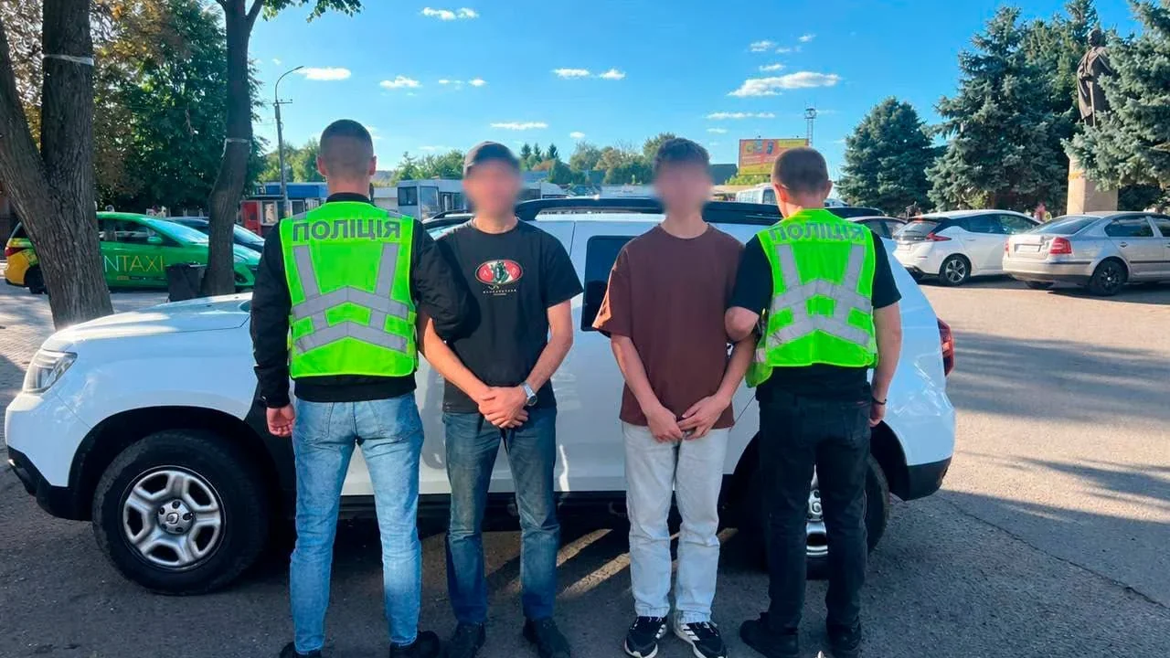 У Києві чоловік через ревнощі підпалив авто нового обранця колишньої та залучив до злочину неповнолітнього сина (відео)