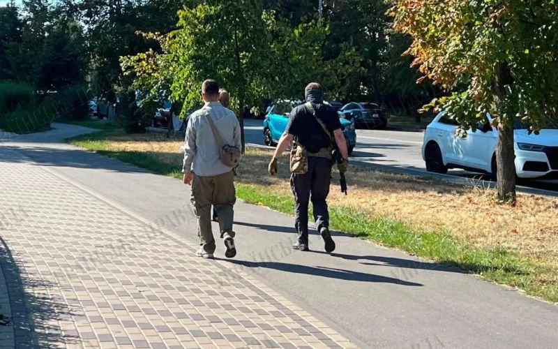 Спецоперація у Києві: поліція перекрила вулицю Шумського, де триває протистояння СБУ та ГУР