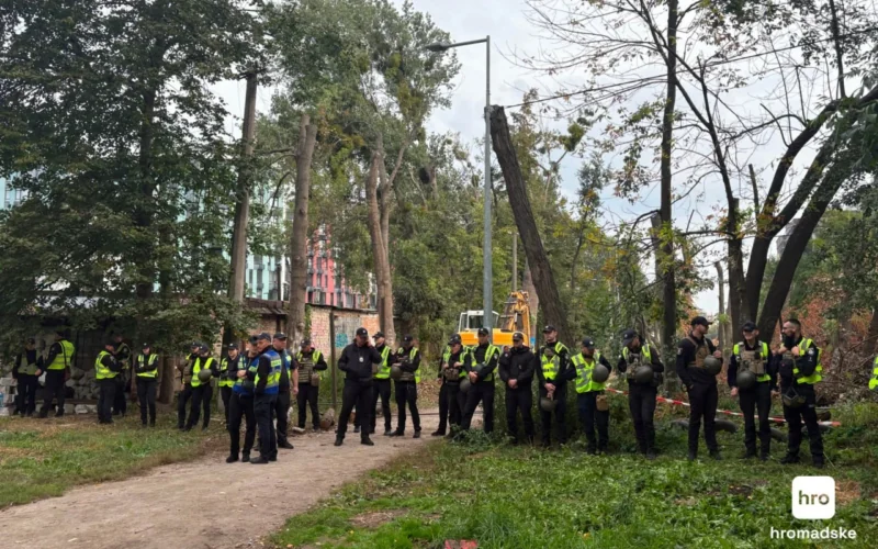 Будівництво теплотраси на Теремках: територію огороджують парканом, сталися сутички з охороною (відео)