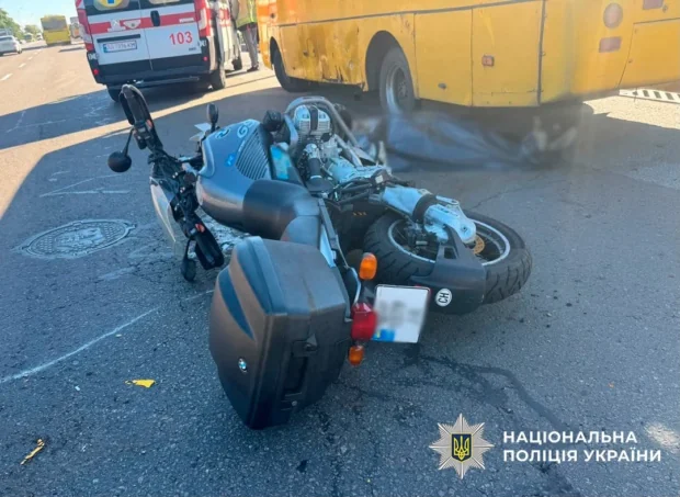 Смертельна ДТП на Броварському проспекті: у Києві пасажирський автобус зіткнувся з мотоциклістом