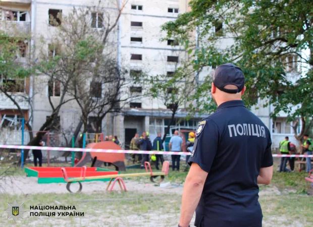 У Києві російський БпЛА влучив у 9-поверхівку, загинула жінка, серед поранених — двоє дітей 