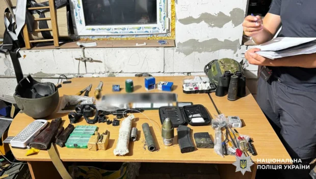 У Києві на блокпосту затримали чоловіка з арсеналом зброї, боєприпасів та підробленими документами
