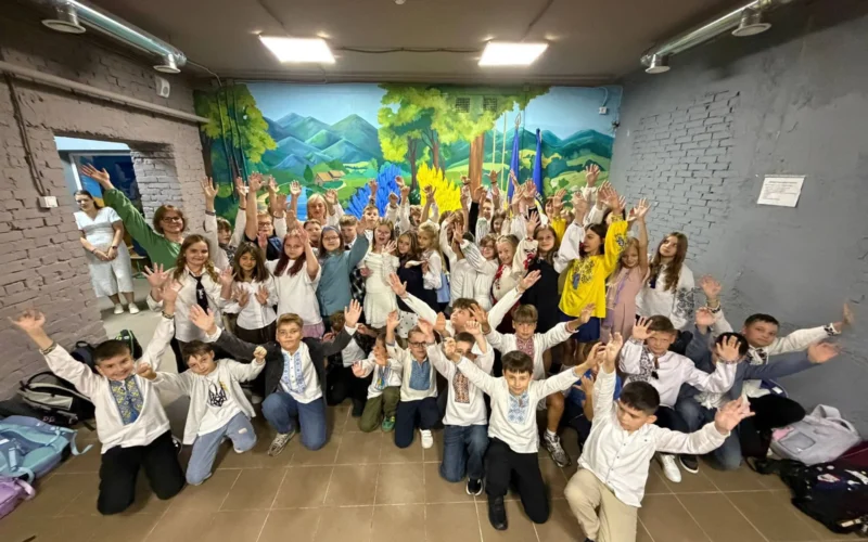 1 вересня у Києві: понад 16 тисяч першокласників пішли до шкіл, 97% закладів працюють очно або змішано