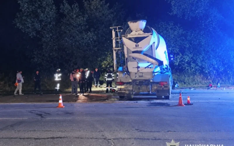 Смертельна ДТП на Київщині: внаслідок зіткнення з бетонозмішувачем загинули двоє людей