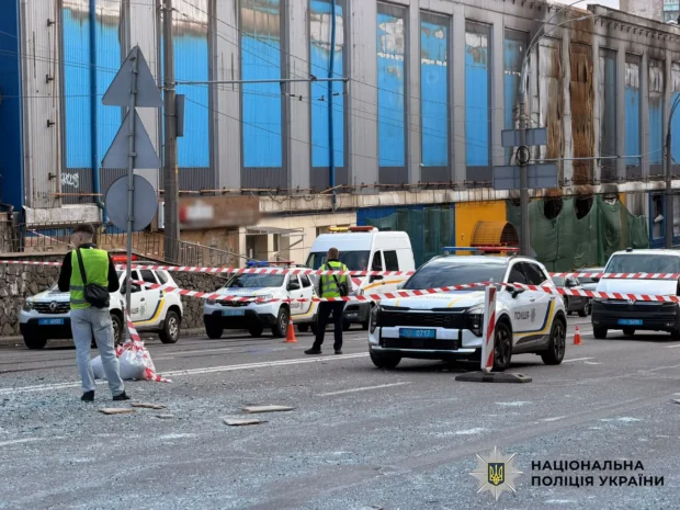 У Києві росіяни поцілили в офісну будівлю: четверо людей загинули, щонайменше 10 отримали травми