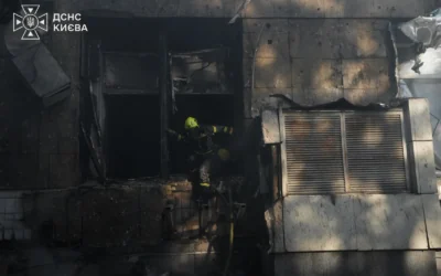 У Києві вогнеборці ліквідували пожежу в будівлі медичного центру, що виникла внаслідок атаки (відео)