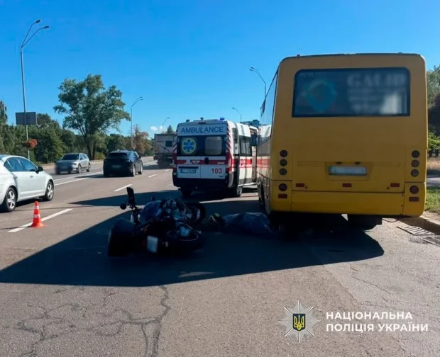Смертельна ДТП на Броварському проспекті: у Києві пасажирський автобус зіткнувся з мотоциклістом