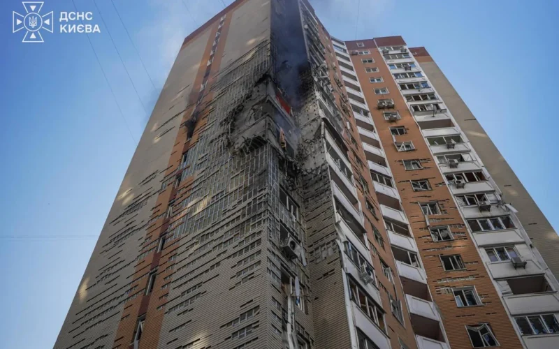 Зранку росіяни вдарили по багатоповерхівці у Києві: серед поранених — вагітна жінка (фото)