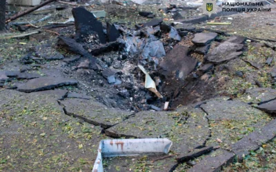 У Києві російський БпЛА влучив у 9-поверхівку, загинула жінка, серед поранених — двоє дітей (фото)