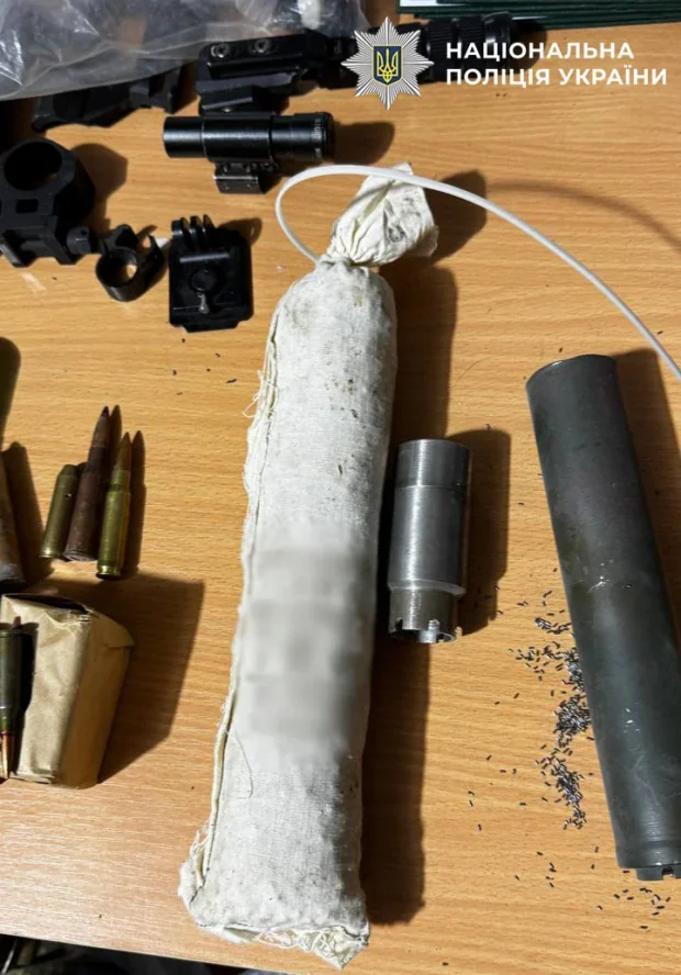 У Києві на блокпосту затримали чоловіка з арсеналом зброї, боєприпасів та підробленими документами