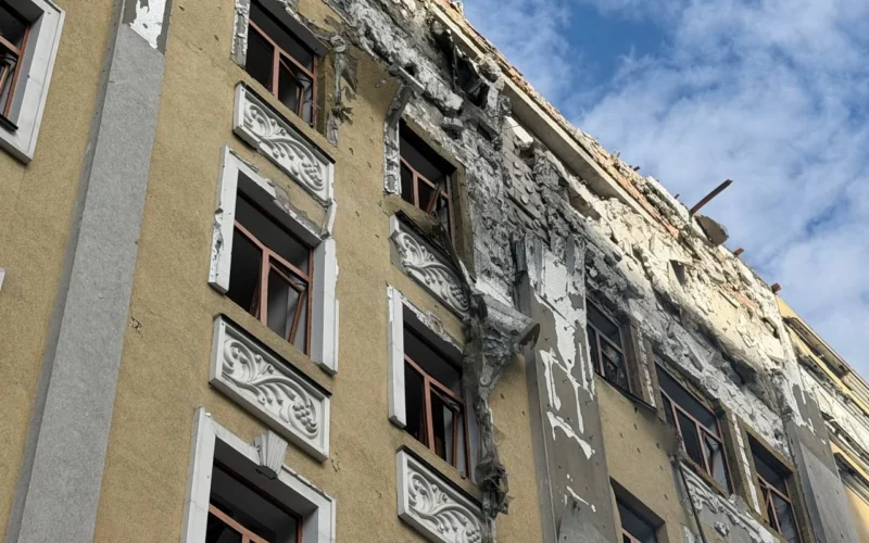 У Києві дрон пошкодив будівлю Вищої ради правосуддя: поранено шестеро людей (фото)