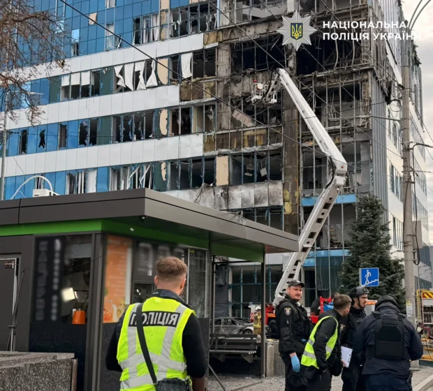 У Києві росіяни поцілили в офісну будівлю: четверо людей загинули, щонайменше 10 отримали травми