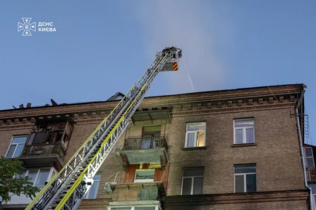 Ранкова атака на Київ: пошкоджено шестиповерхівку, є поранена людина