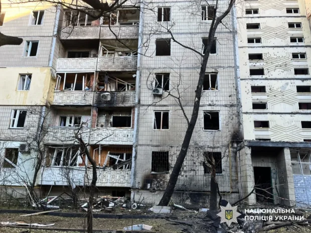 У Києві російський БпЛА влучив у 9-поверхівку, загинула жінка, серед поранених — двоє дітей 