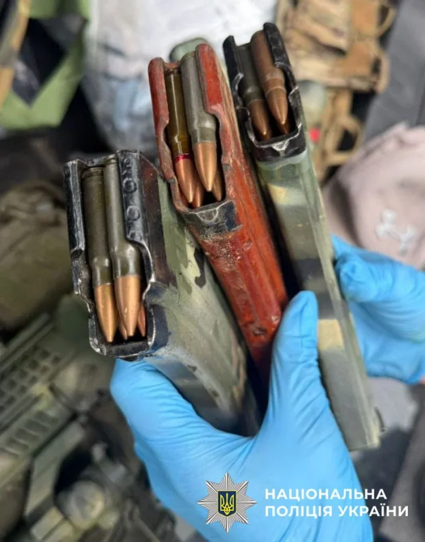 У Києві на блокпосту затримали чоловіка з арсеналом зброї, боєприпасів та підробленими документами
