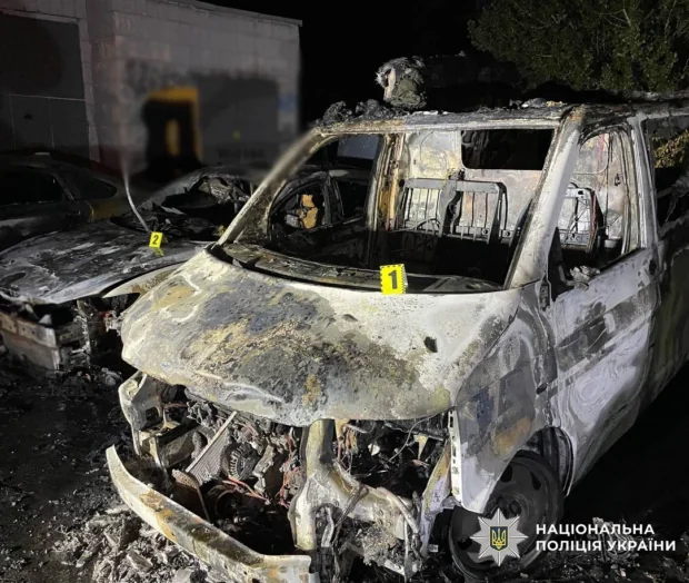 У Києві затримали киянина, який за 1000 доларів підпалив військовий мікроавтобус