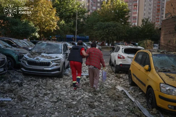Зранку росіяни вдарили по багатоповерхівці у Києві: серед поранених — вагітна жінка
