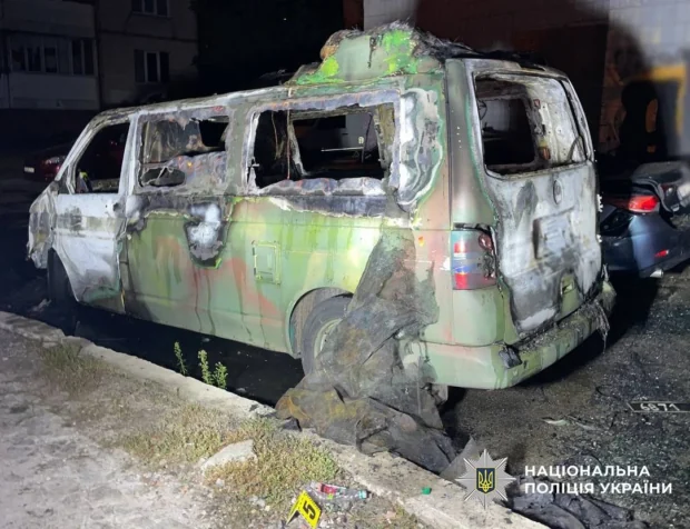 У Києві затримали киянина, який за 1000 доларів підпалив військовий мікроавтобус