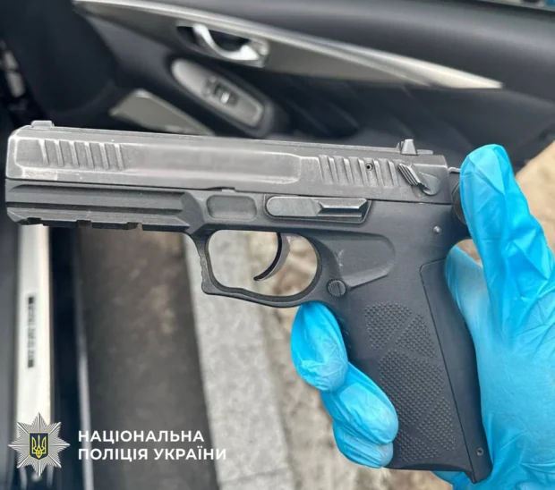 У Києві на блокпосту затримали чоловіка з арсеналом зброї, боєприпасів та підробленими документами