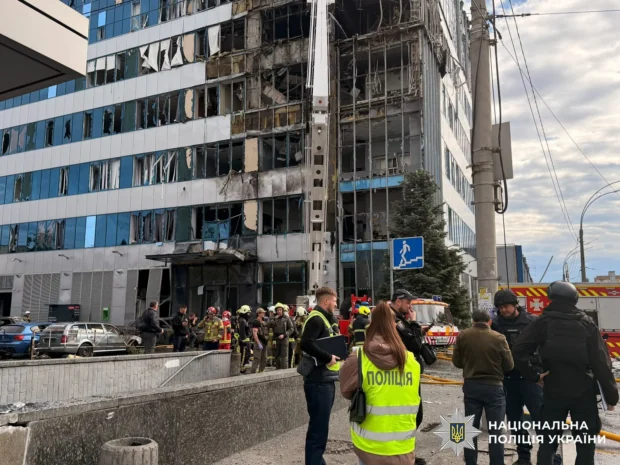 У Києві росіяни поцілили в офісну будівлю: четверо людей загинули, щонайменше 10 отримали травми