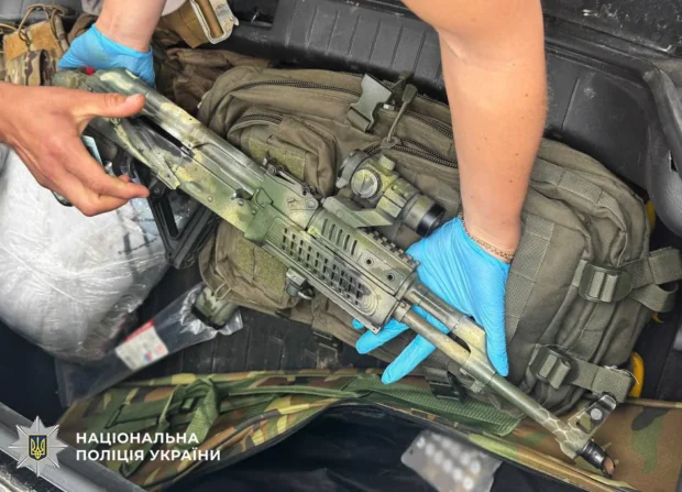 У Києві на блокпосту затримали чоловіка з арсеналом зброї, боєприпасів та підробленими документами