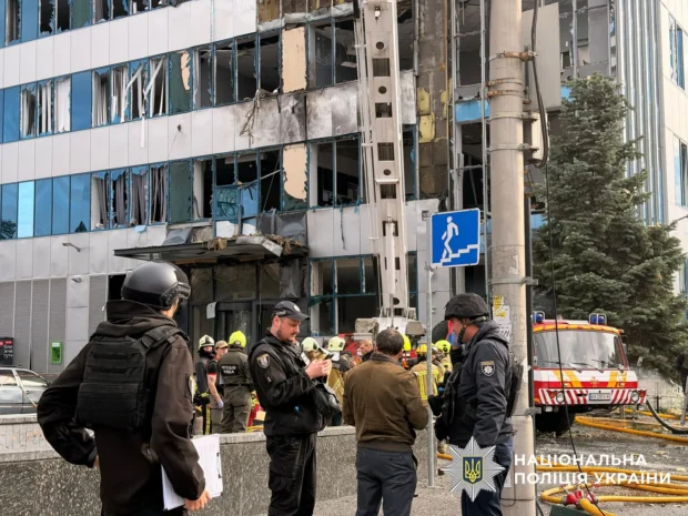 У Києві росіяни поцілили в офісну будівлю: четверо людей загинули, щонайменше 10 отримали травми