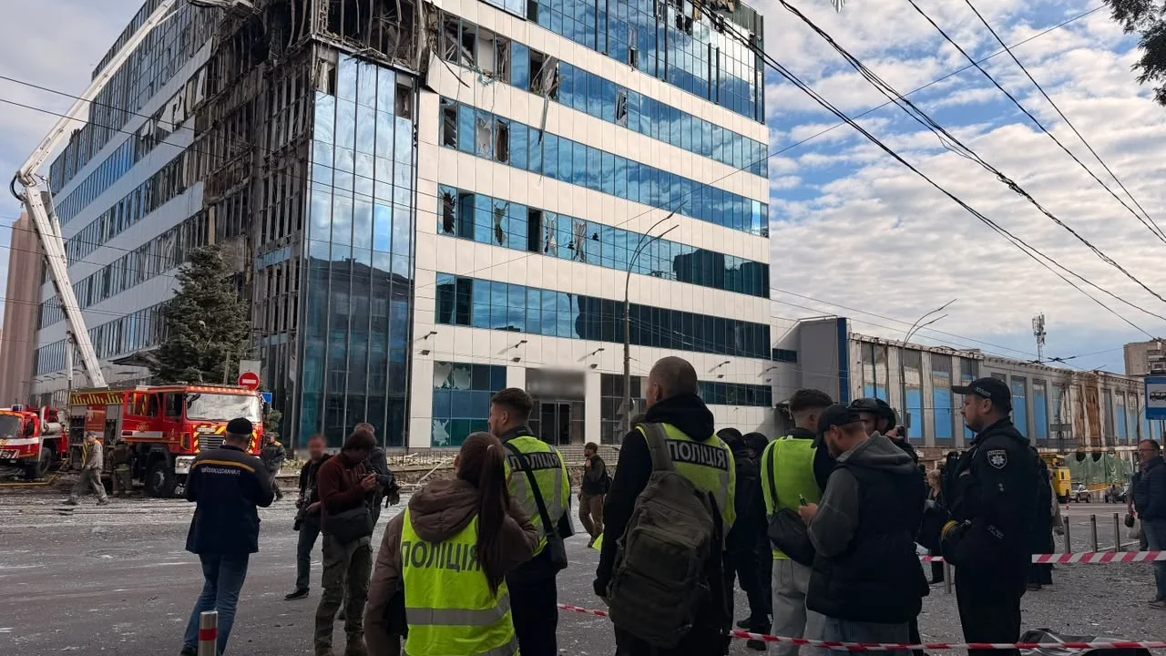 У Києві росіяни поцілили в офісну будівлю: четверо людей загинули, щонайменше 10 отримали травми (фото)