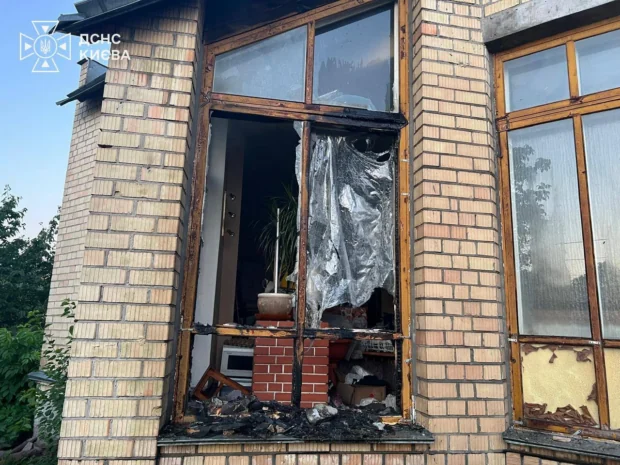 Ранкова атака на Київ: пошкоджено шестиповерхівку, є поранена людина