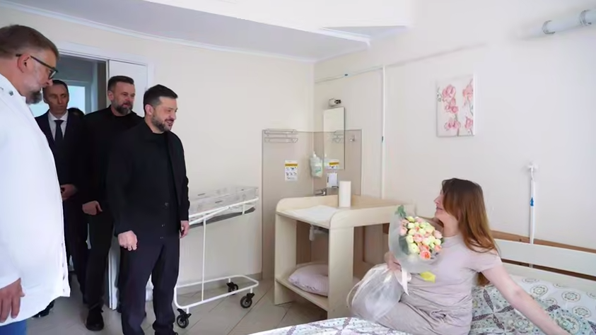 Зеленський відвідав пошкоджений пологовий будинок у Подільському районі Києва (відео)