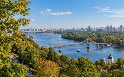 Сонячний Київ: панорама Дніпра та пішохідного мосту на початку вересня — ілюстрація, створена ШІ