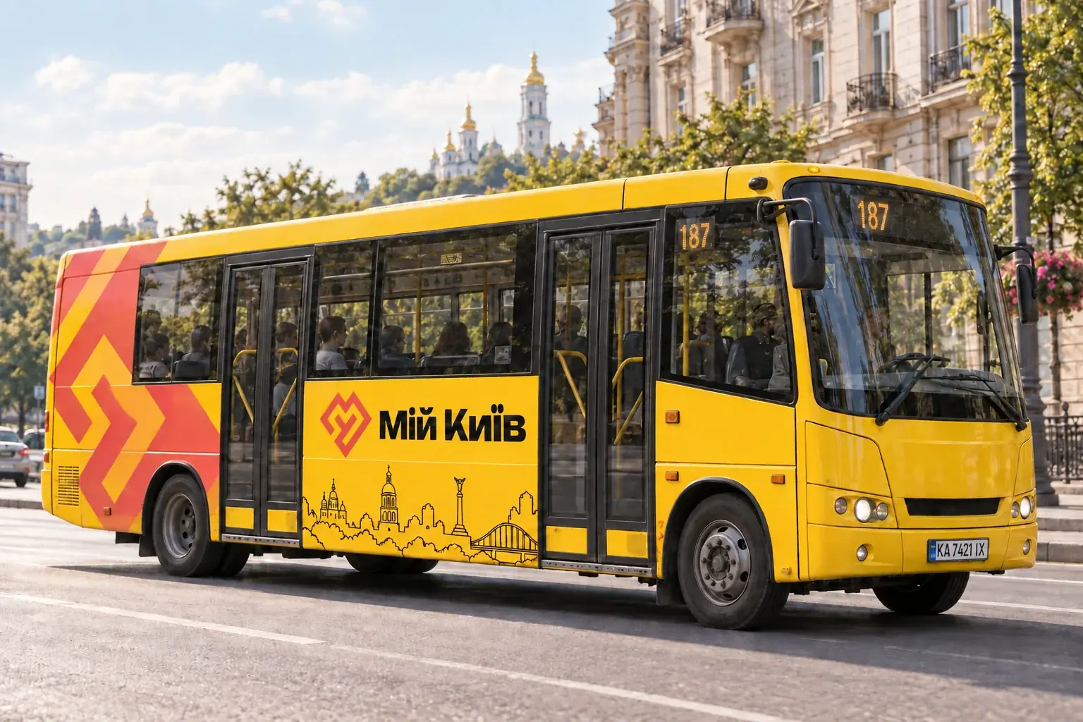Концепт брендованого автобуса Мій Київ: жовтий кузов, червона графіка, фірмовий знак і міський силует на борту