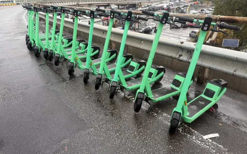 Після обстрілу Південного мосту кияни пересіли на електросамокати та велосипеди