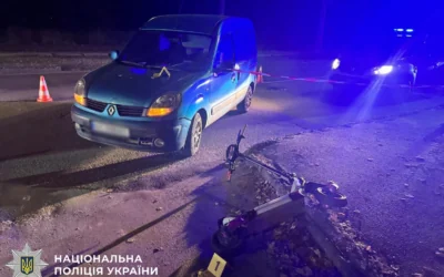 У Деснянському районі Києва п’яний водій на Renault збив 15-річного хлопця на електросамокаті