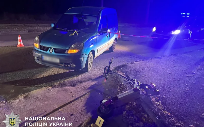 У Деснянському районі Києва п’яний водій на Renault збив 15-річного хлопця на електросамокаті