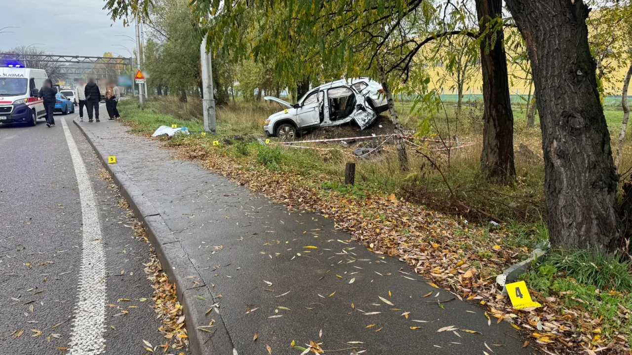 Смертельна ДТП у Голосіївському районі Києва: Volkswagen Atlas врізався в стовп, загинув 20-річний хлопець (фото)