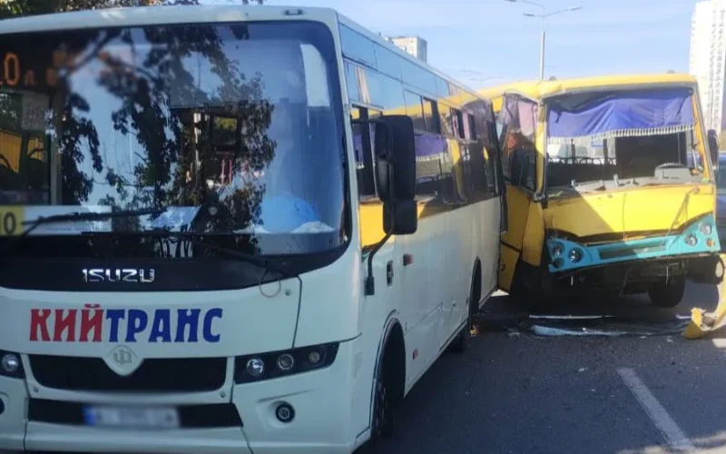 У Києві внаслідок зіткнення маршруток постраждали троє людей