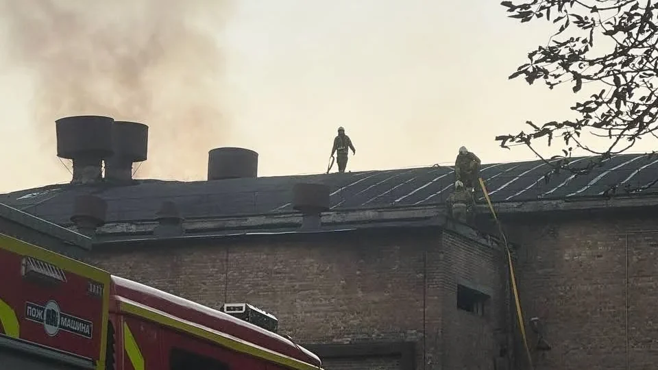 Нічна атака на Київ: уламки ракети пошкодили Кіностудію Довженка