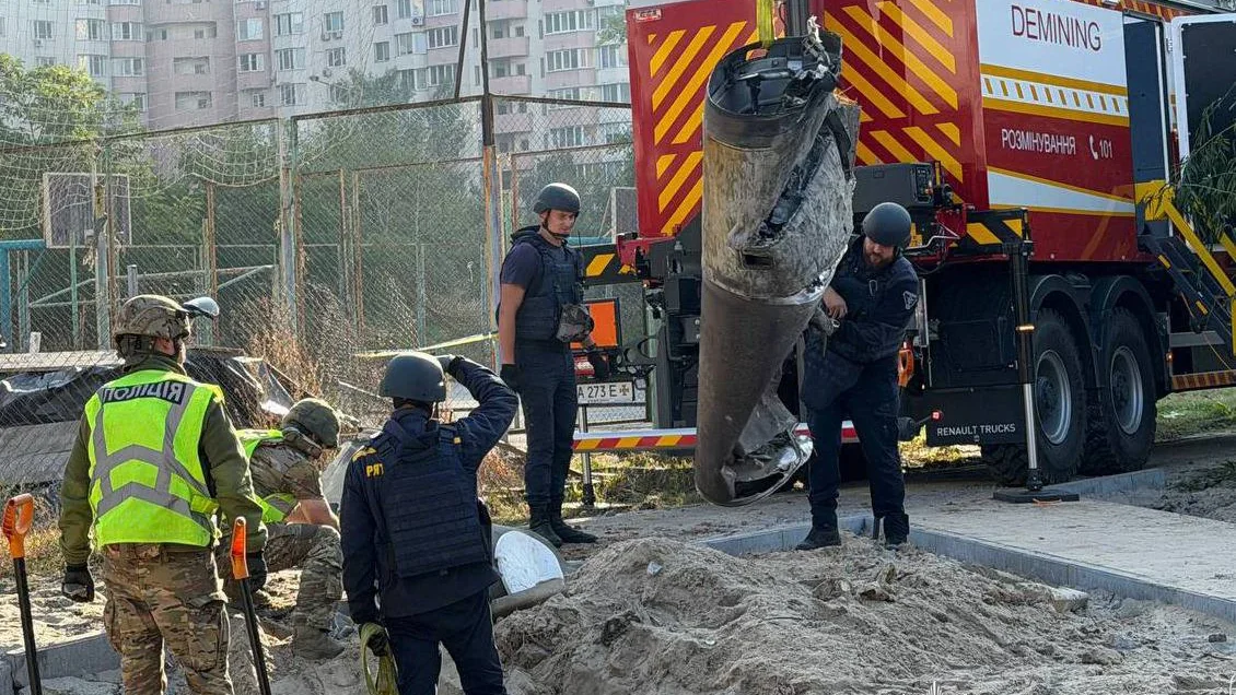 Пів тонни вибухівки у дворі: в Дарницькому районі вилучили ракету (відео)